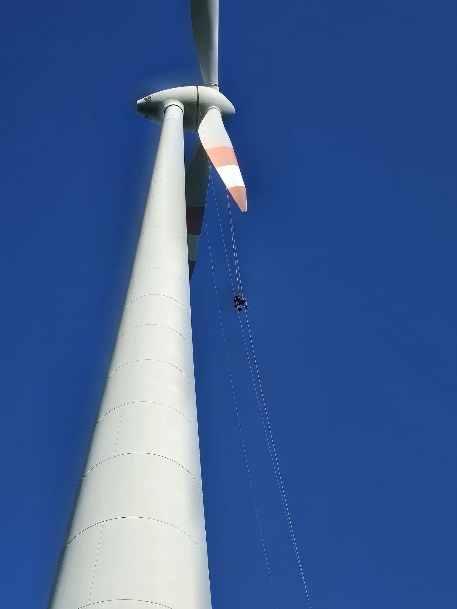 Techniker in Seilzugangstechnik an einer Windkraftanlage